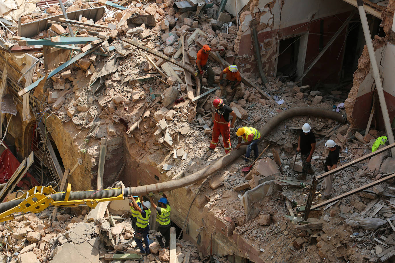 Fotos: Equipo de rescate busca entre los escombros sobrevivientes en Beirut