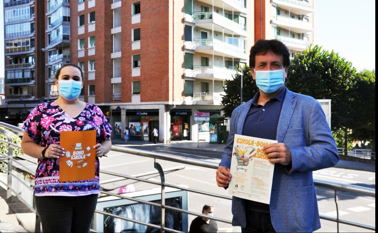 El alcalde de Basauri, Asier Iragorri y la edil de Educación, Idoia Ortego/