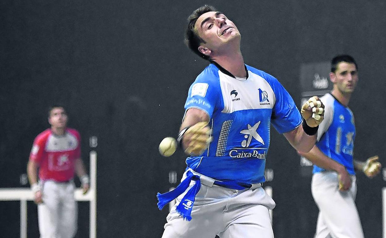 Peio Etxeberria golpea la pelota en el partido del pasado lunes en Lekeitio.