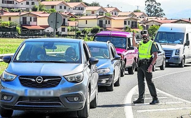 Lla Guardia Civil realiza controles para impedir que personas ajenas a la localidad puedan entrar al municipio cántabro. 