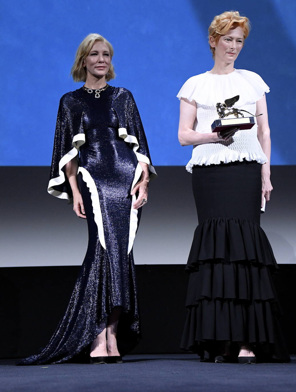 La actriz británica Tilda Swinton fue galardonada con el León de Oro honorífico. Recibió el galardón de manos de Cate Blanchett. 