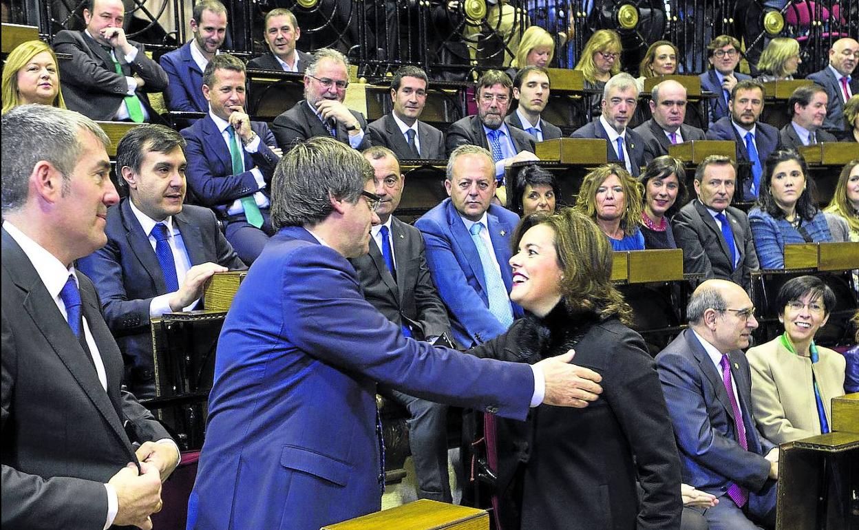 El 26 de noviembre de 2016, la Casa de Juntas de Gernika acogió el encuentro entre Puigdemont y Sáenz de Santamaría. 