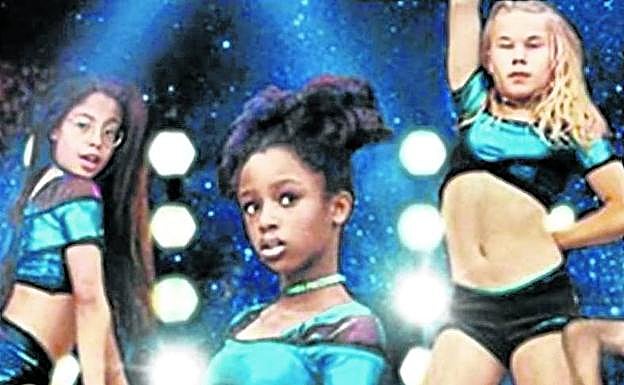 Netflix ha buscado la controversia con los carteles de sus productos, como en estos anuncios de 'Fe de etarras' de Borja Cobeaga en San Sebastián y de la serie 'Narcos' en la Puerta del Sol madrileña. La plataforma también cambió el póster original de la cinta francesa 'Cuties'.