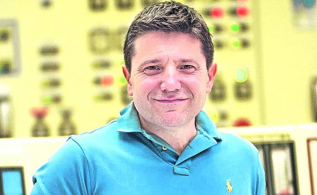 El autor, en el simulador de la sala de control de Ascó I.