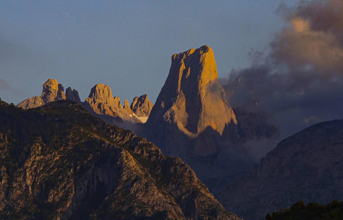 El crepúsculo sobre el Picu Urriellu (2.519 m).
