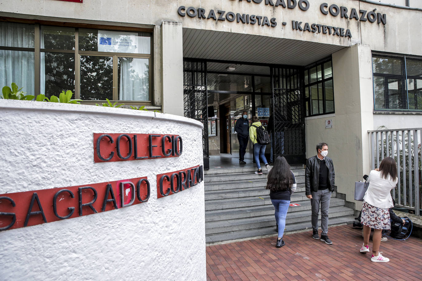 La 'nueva normalidad' también ha llegado al colegio Corazonistas de Vitoria. Muchos padres han acompañado hoy a sus hijos hasta la entrada al centro educativo alavés.