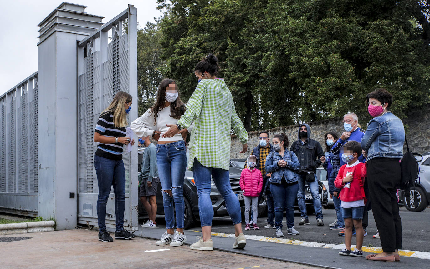 Muchos padres han acompañado a sus hijos este lunes a clase en el colegio Corazonistas. Las profesoras han explicado a los estudiantes las medidas de protección que tienen que adoptar en el centro y el protocolo a seguir.