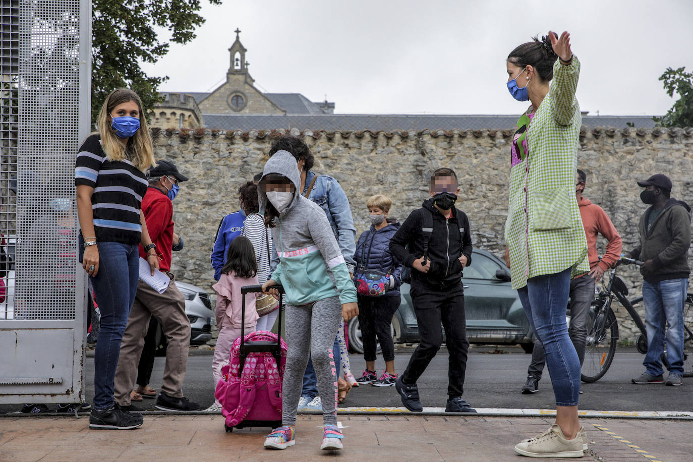 Los alumnos, protegidos con mascarillas, han accedido poco a poco al interior de Corazonistas.