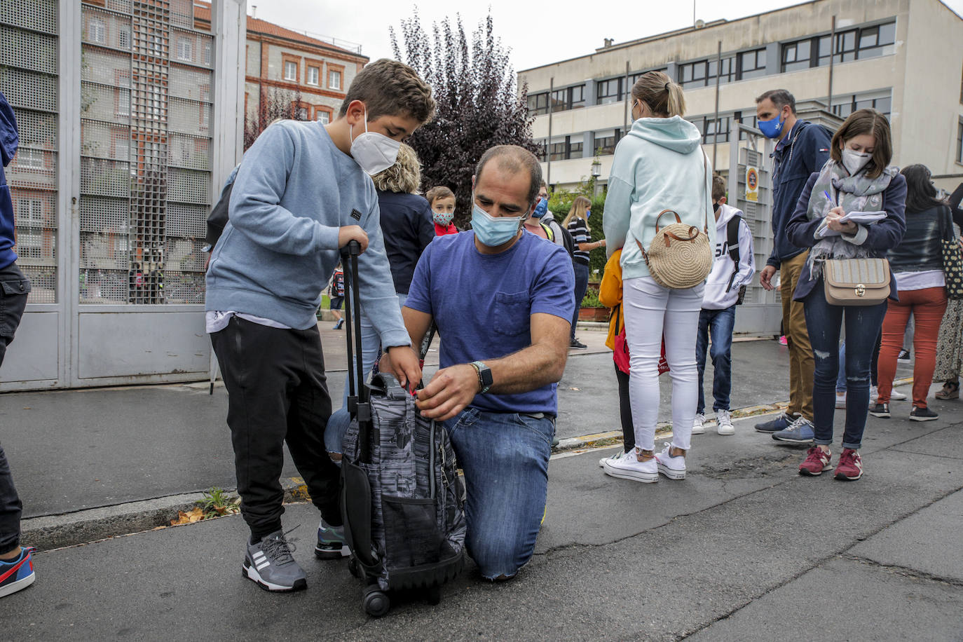 Los padres han ayudado a sus hijos con los últimos detalles antes de emprender las clases.