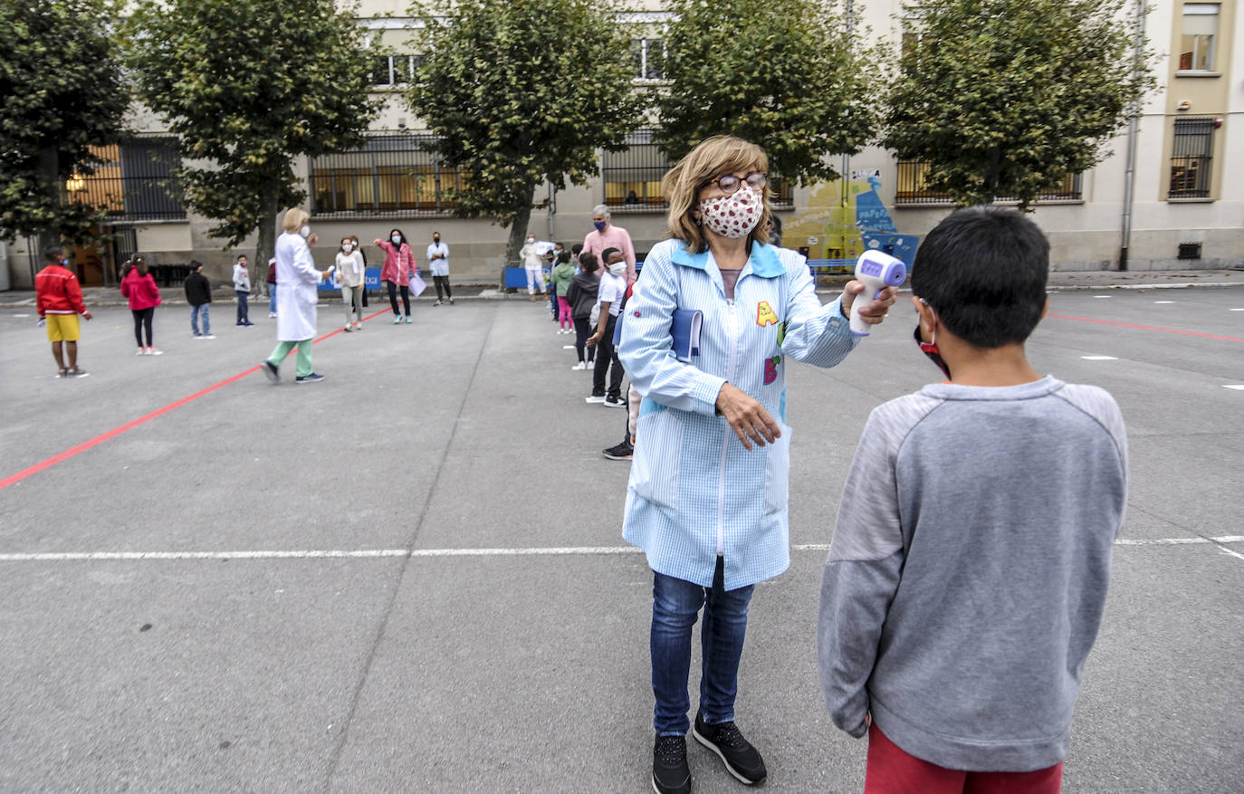 Uno a uno, los profesores del colegio Samaniego de Vitoria han tomado la temperatura a todos sus alumnos. Es una de las medidas recogidas en el protocolo.