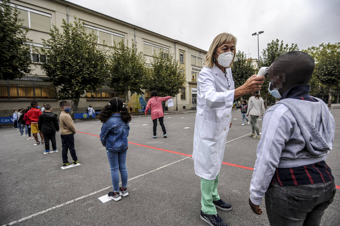 Uno a uno, los profesores del colegio Samaniego de Vitoria han tomado la temperatura a todos sus alumnos. Es una de las medidas recogidas en el protocolo.