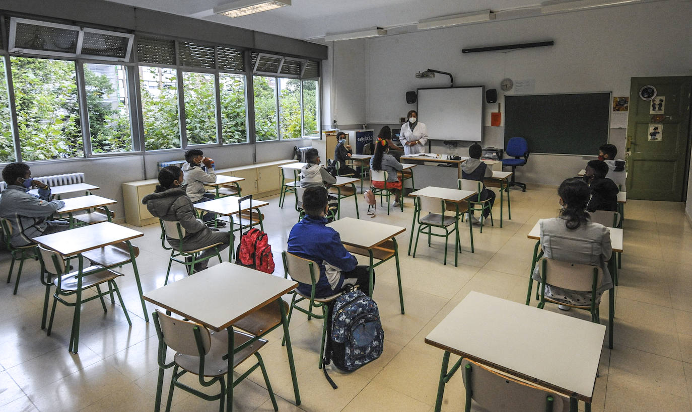 Los pequeños en clase, en el colegio Samaniego, separados y con todas las medidas de protección.