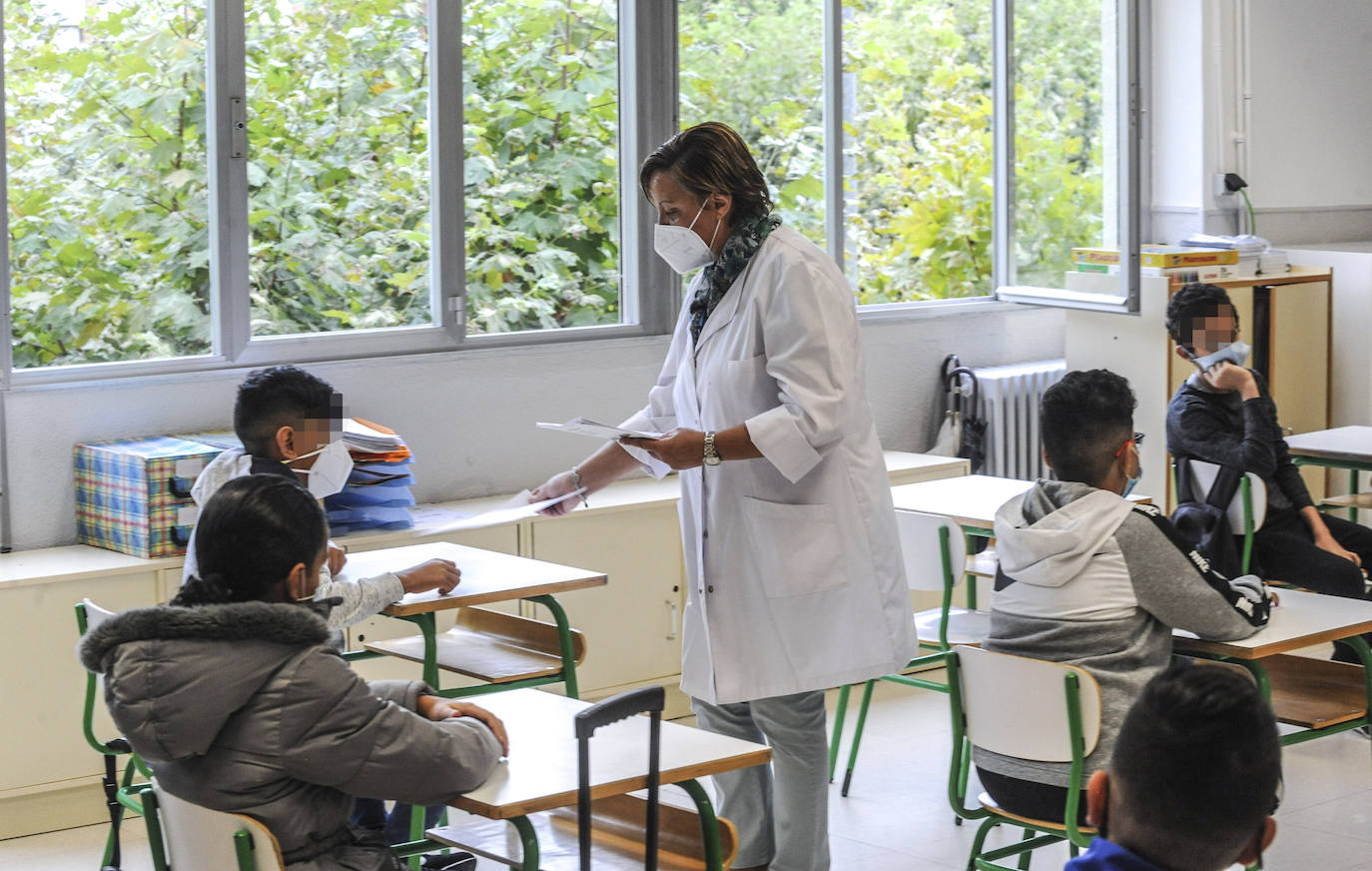 Los pequeños en clase, en el colegio Samaniego, separados y con todas las medidas de protección.