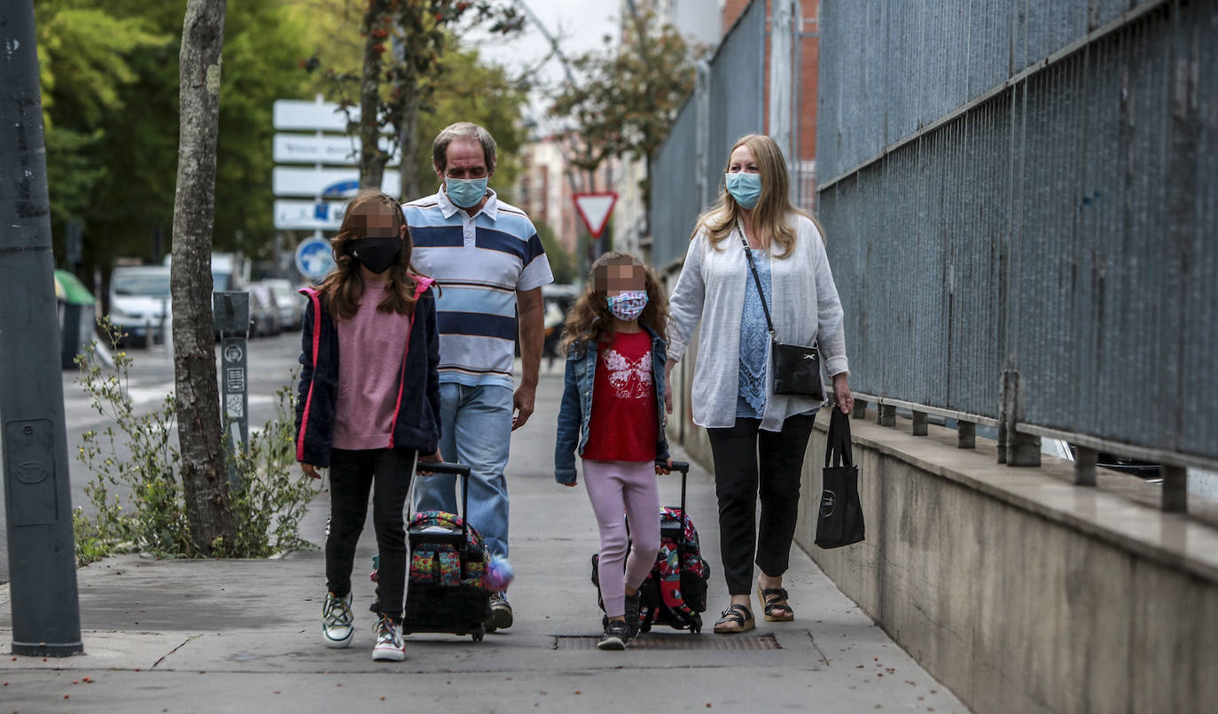 Los más pequeños han vuelto este lunes acompañados a clase. En la imagen, dos niñas se dirigen hacia el colegio San Viator de Vitoria.