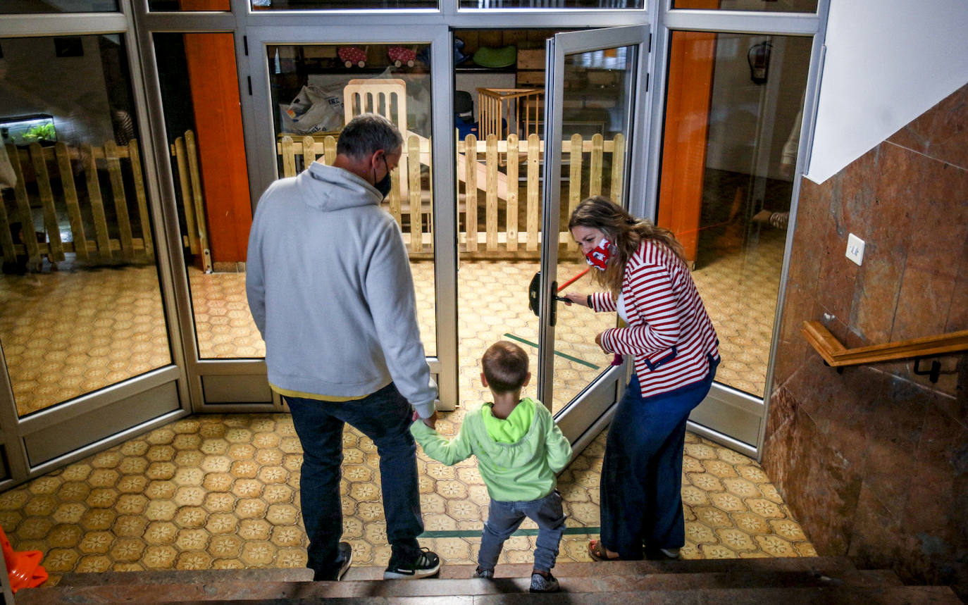 Un pequeño se dispone a entrar al interior del colegio San Viator de la capital alavesa.