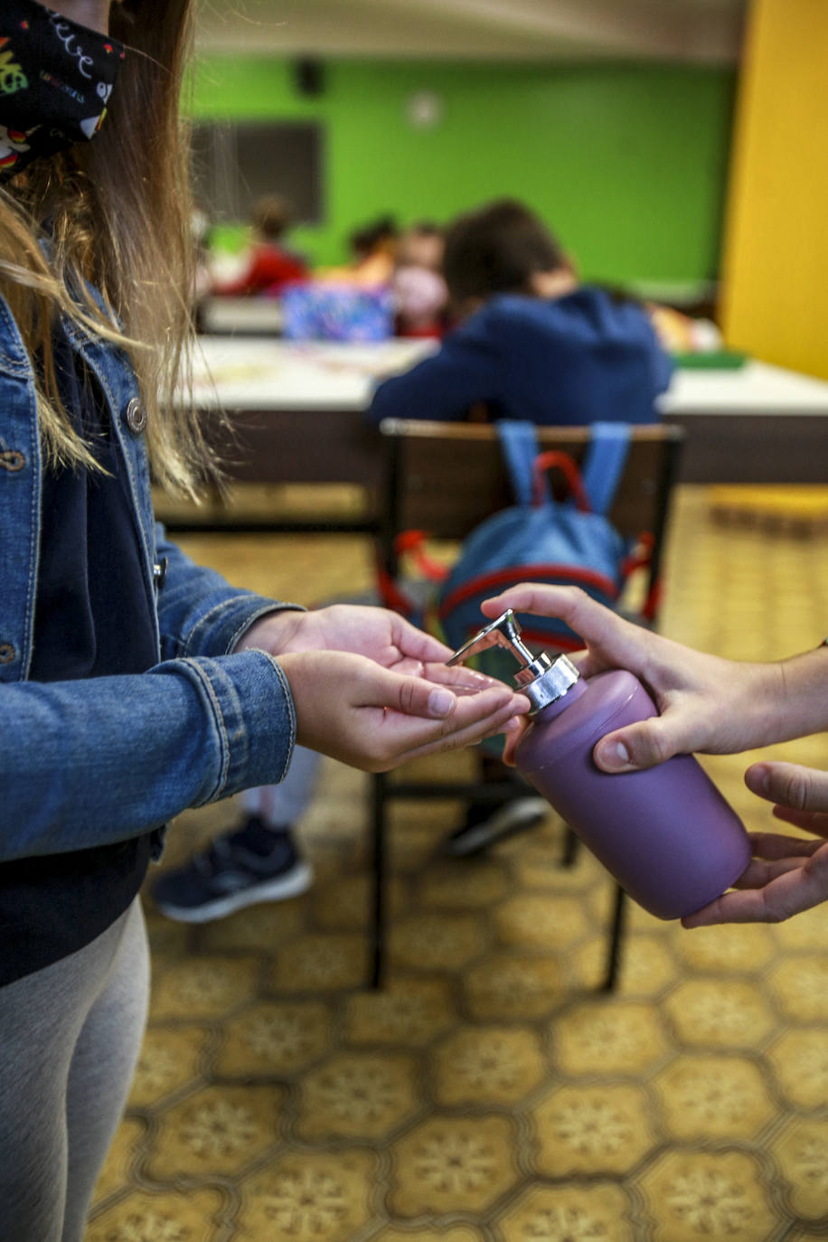 El gel hidroalcohólico está presente en todos los colegios del País Vasco. La limpieza de manos es fundamental para combatir al virus.