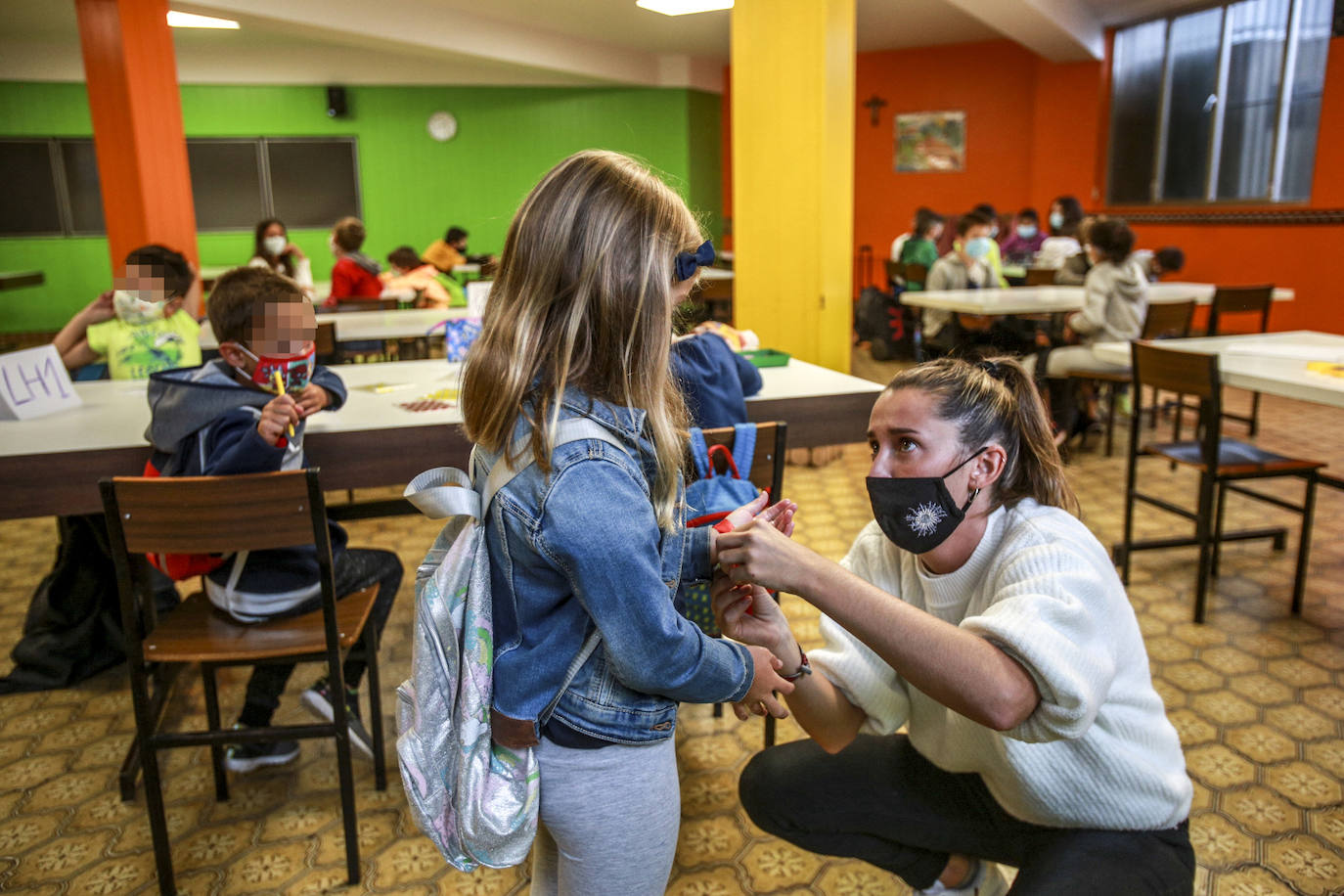 Una profesora de San Viator atiende a una de sus alumnas.