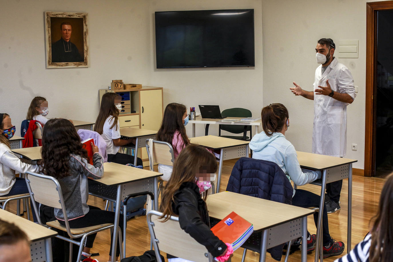 Alumnos en clase, en mesas separadas, en el colegio San Viator.
