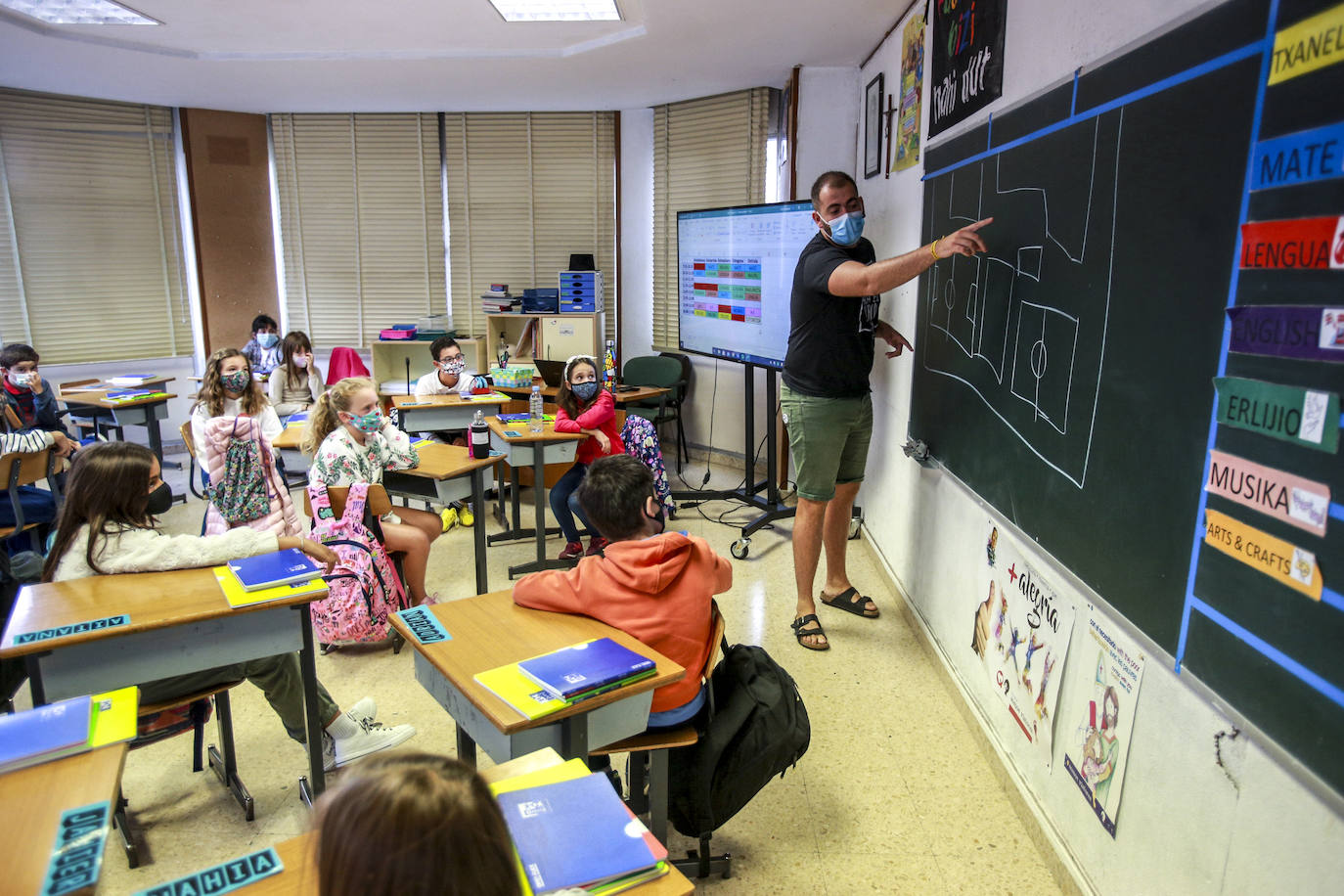 Alumnos en clase, en mesas separadas, en el colegio San Viator.