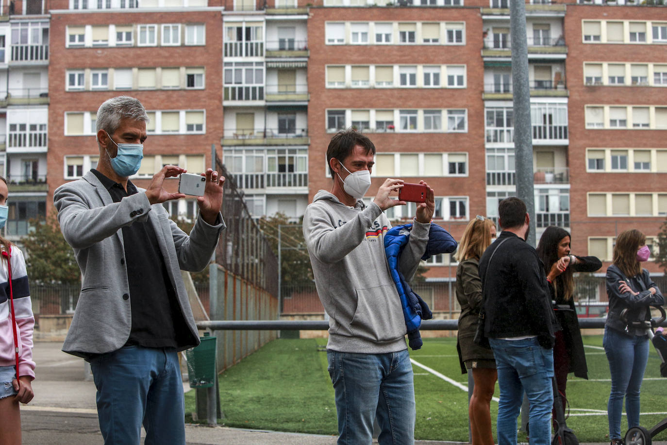 Padres fotografían la entrada de sus hijos al colegio San Viator.