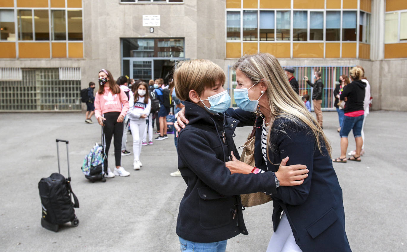 Despedida materna en el acceso al colegio San Viator.