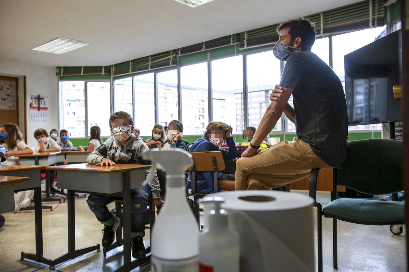 Alumnos, guardando las distancias en clase, en el colegio San Viator.
