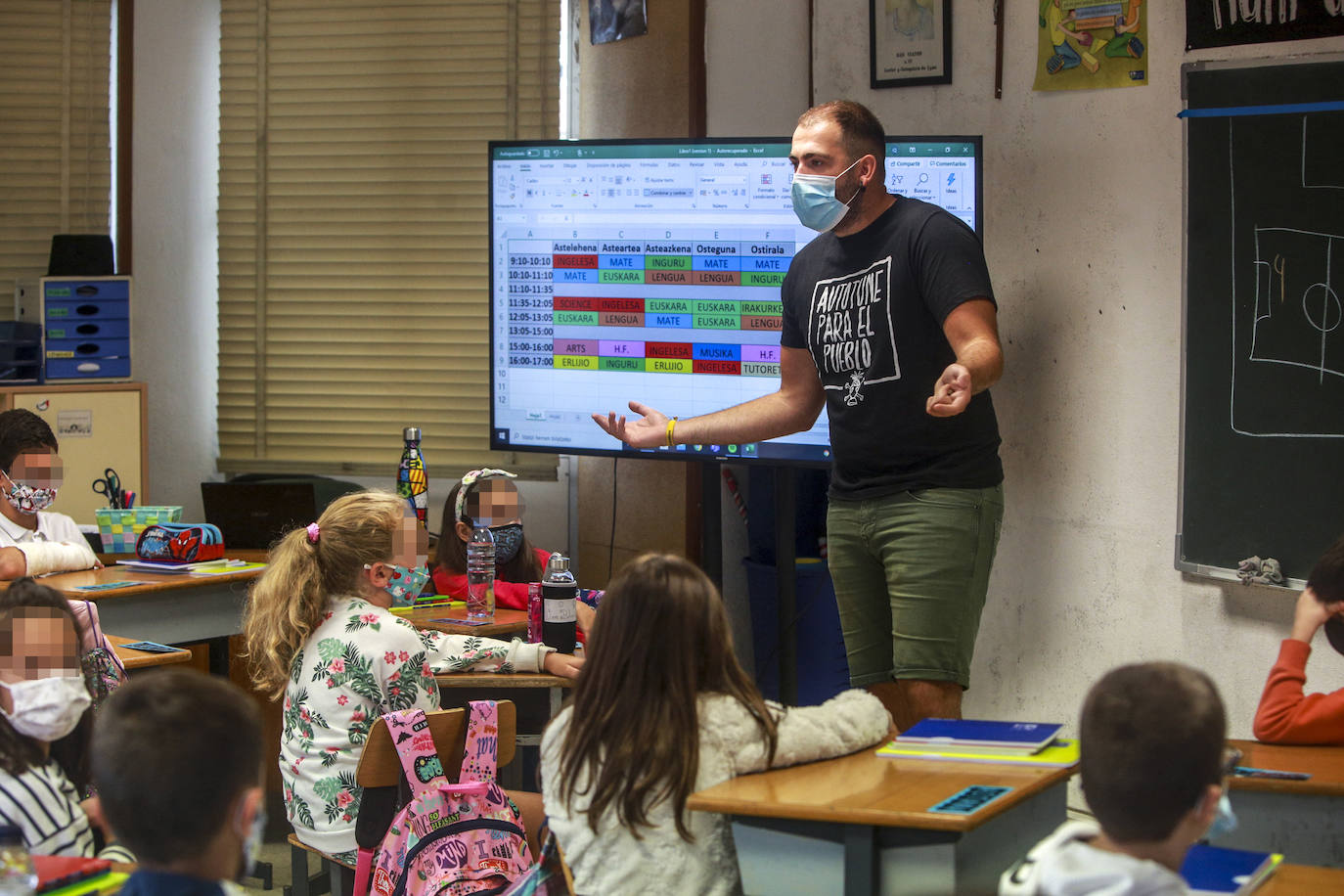 Alumnos atienden a su profesor en el colegio Sa Viator.