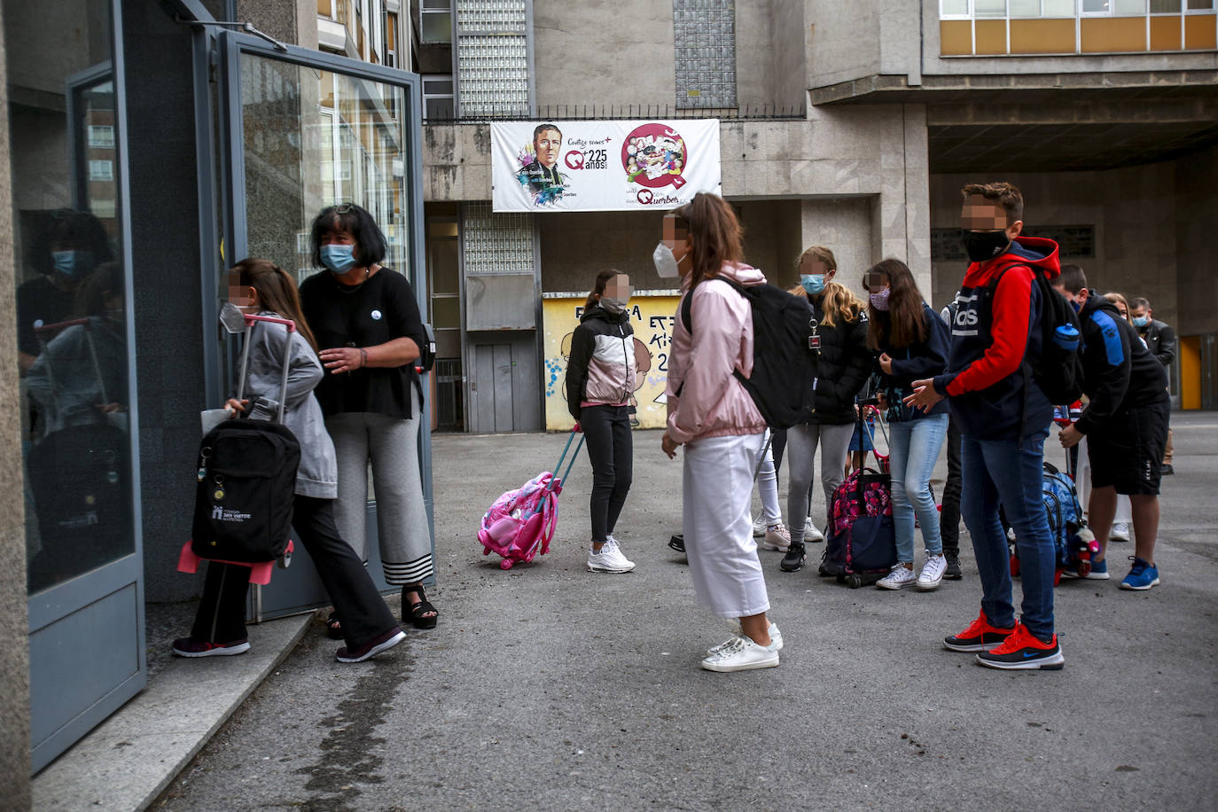 Los alumnos acceden en fila al colegio San Viator.