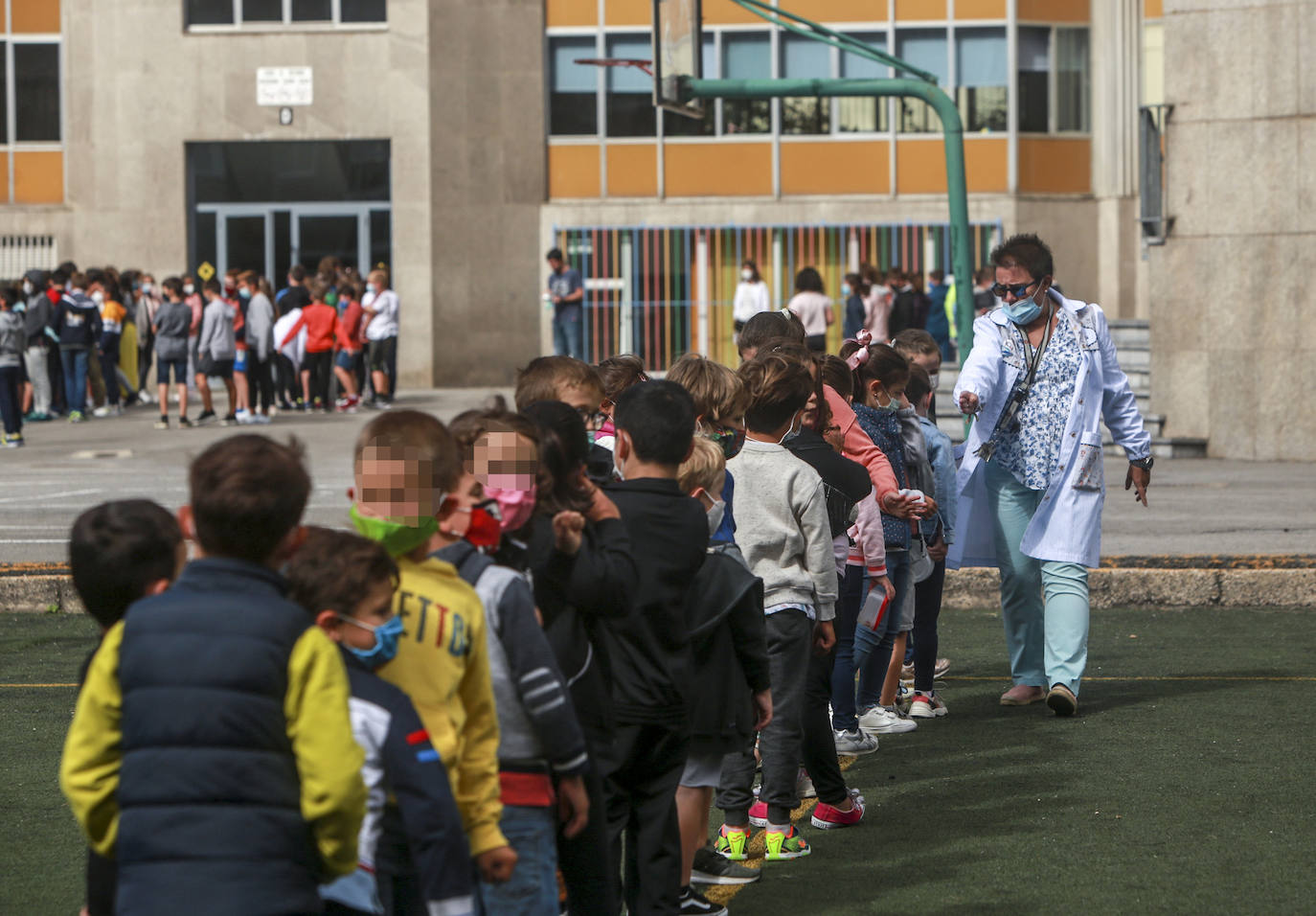 Los alumnos siguen las instrucciones de una profesora en el colegio San Viator.