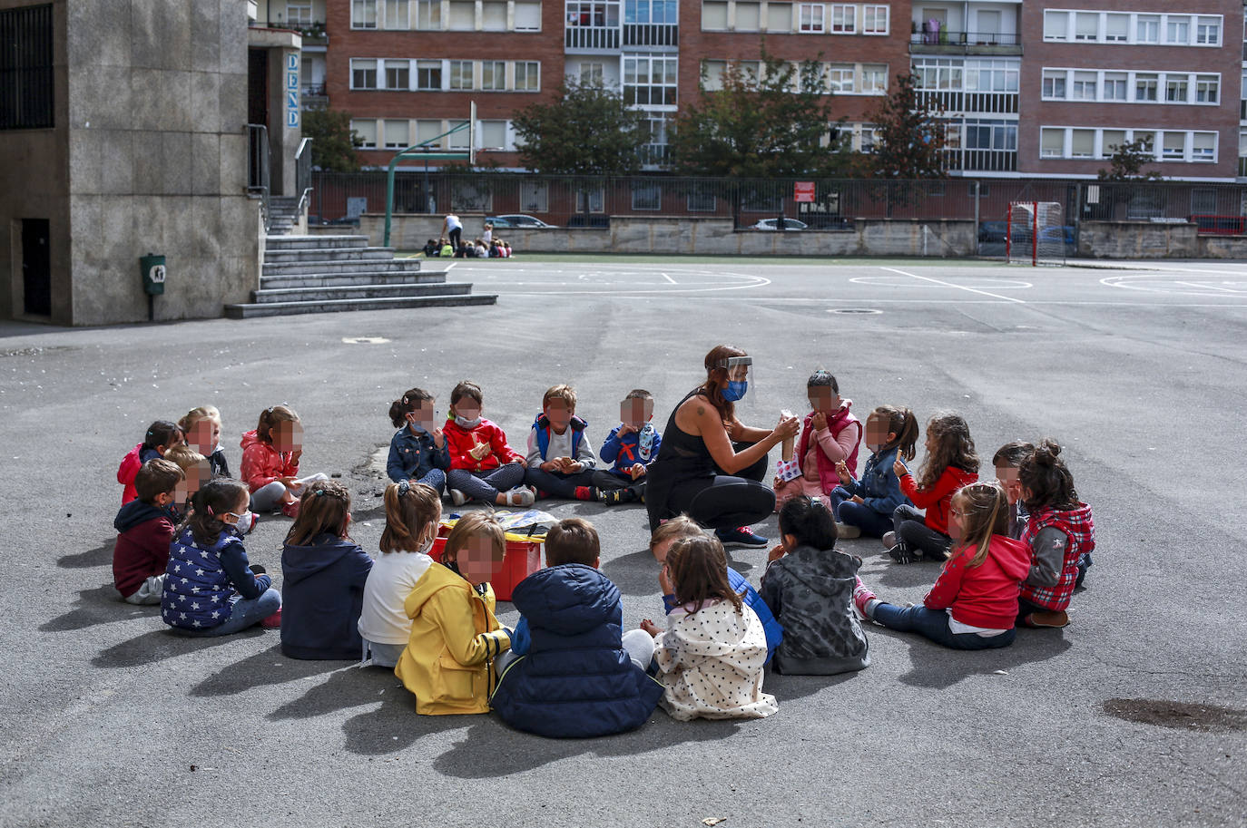 Los alumnos más pequeños atienden a su profesora en el colegio San Viator.