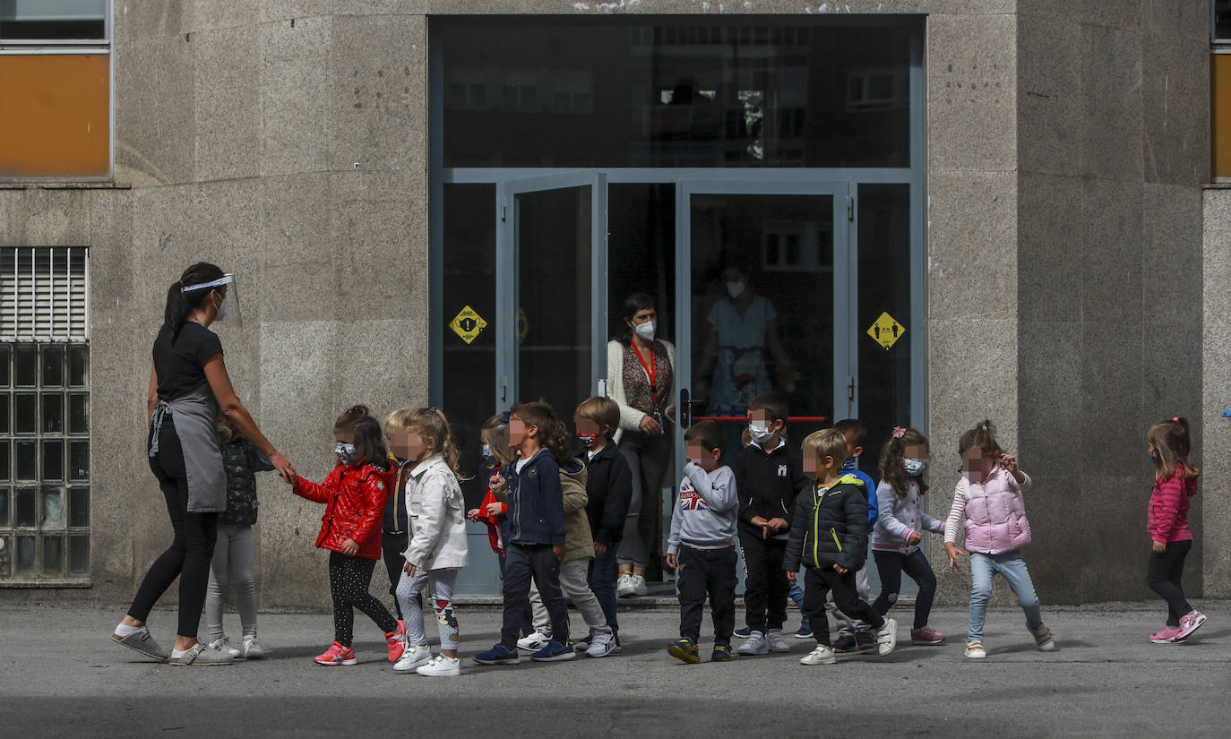Los alumnos más pequeños siguen a su profesora en el colegio san Viator.
