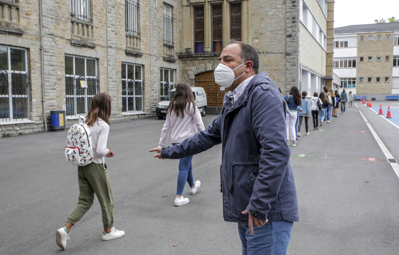 Los alumnos acceden al colegio de la Vera Cruz en fila y siguiendo las instrucciones de sus profesores.