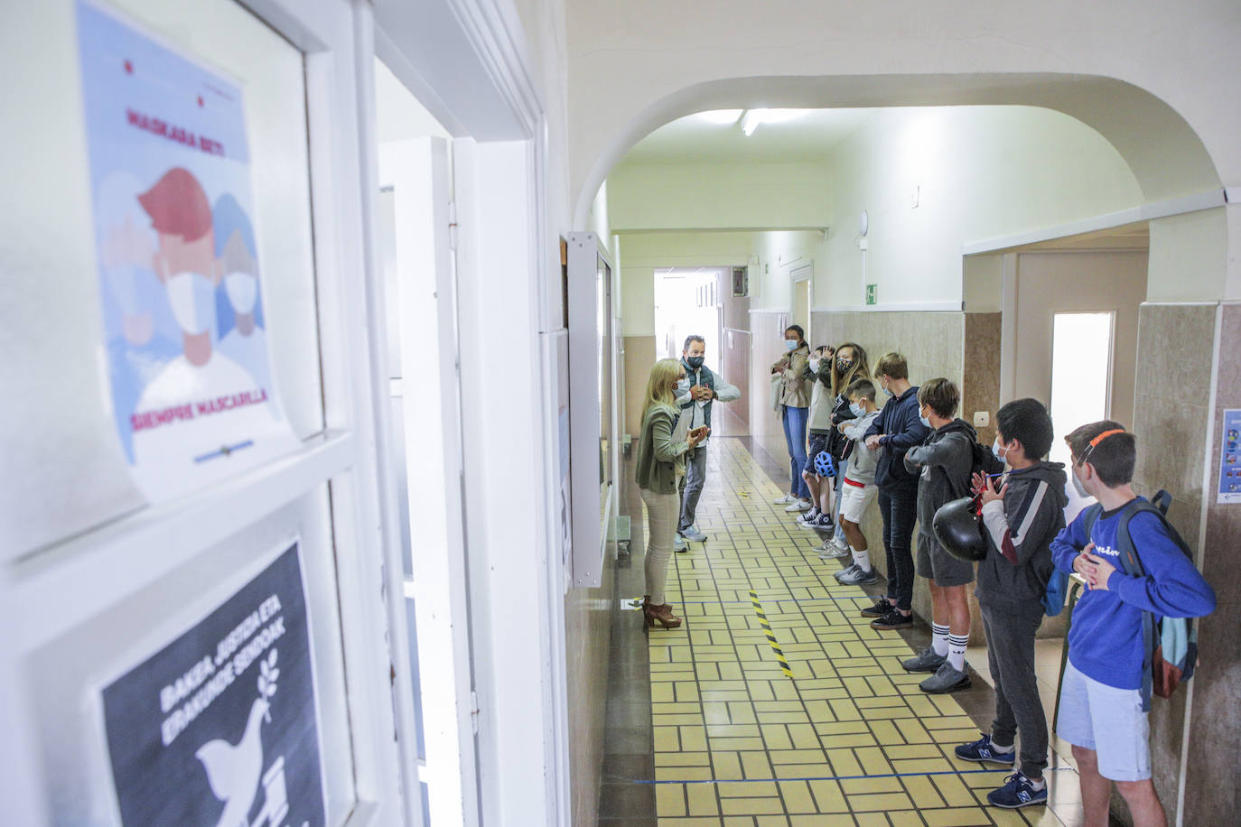 Los alumnos escuchan las indicaciones de los profesores en el colegio Vera Cruz.