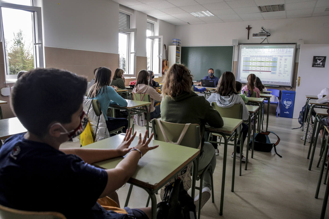 Alumnos en clase, con las mesas separadas, en el colegio Vera Cruz.