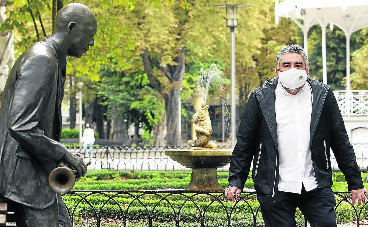 José Manuel Rodríguez Uribes, junto a la escultura al trompetista Wynton Marsalis en el parque de La Florida en Vitoria.