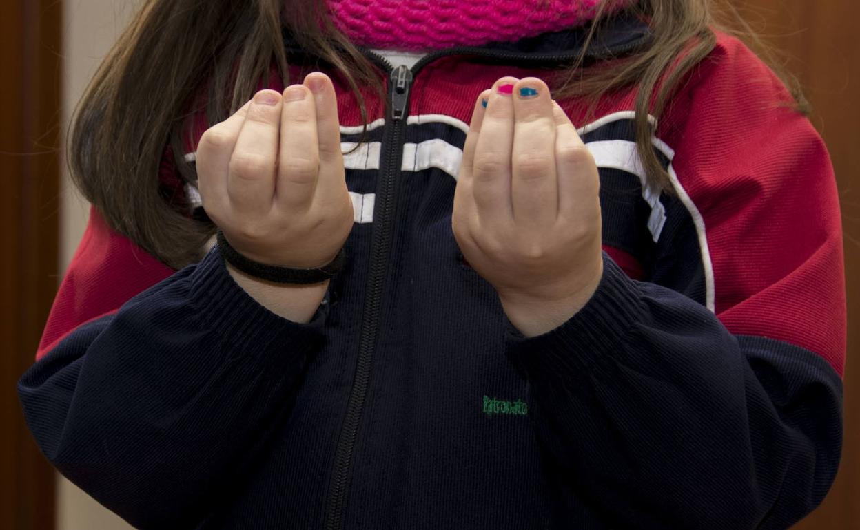 Una alumna de un centro escolar expresándose en lengua de signos.