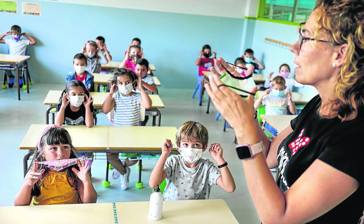 Mensaje De Bienvenida De Vuelta a La Escuela Con Máscara