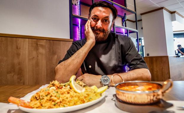 El chef Jelani, del restaurante hindú Tandoori (Vitoria), con algunos de sus platos.