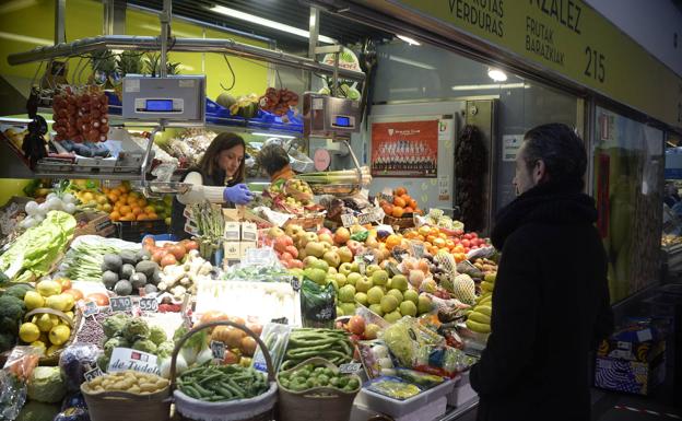 Comercios en el Mercado de Abastos de Vitoria.