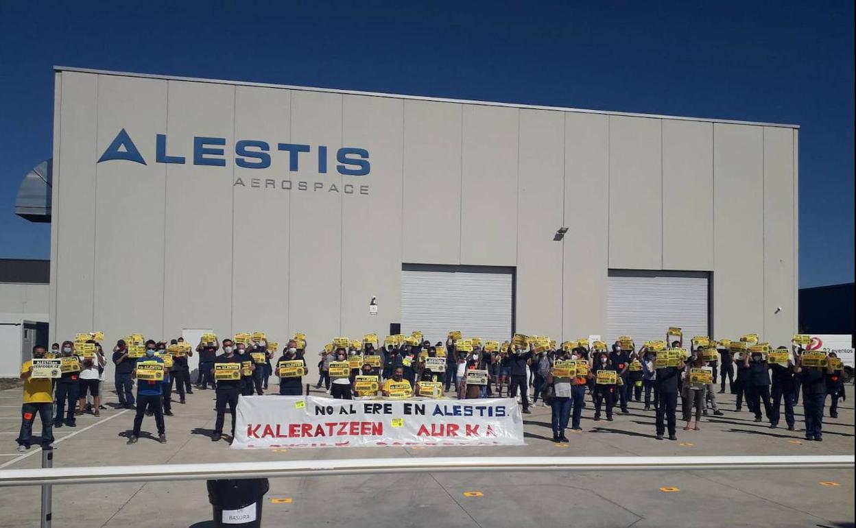 Trabajadores de Alestis, esta mañana en una concentración de protesta por el ERE a las puertas de la empresa en Miñano.