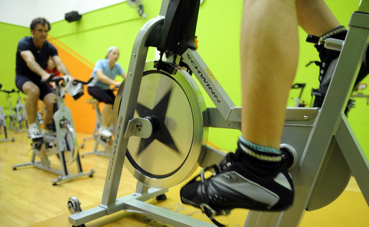 Usuarios de un curso de spinning en un polideportivo municipal. 