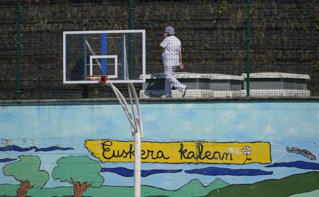 Imagen del colegio de Zaldibar cerrado .IGNACIO PÉREZ