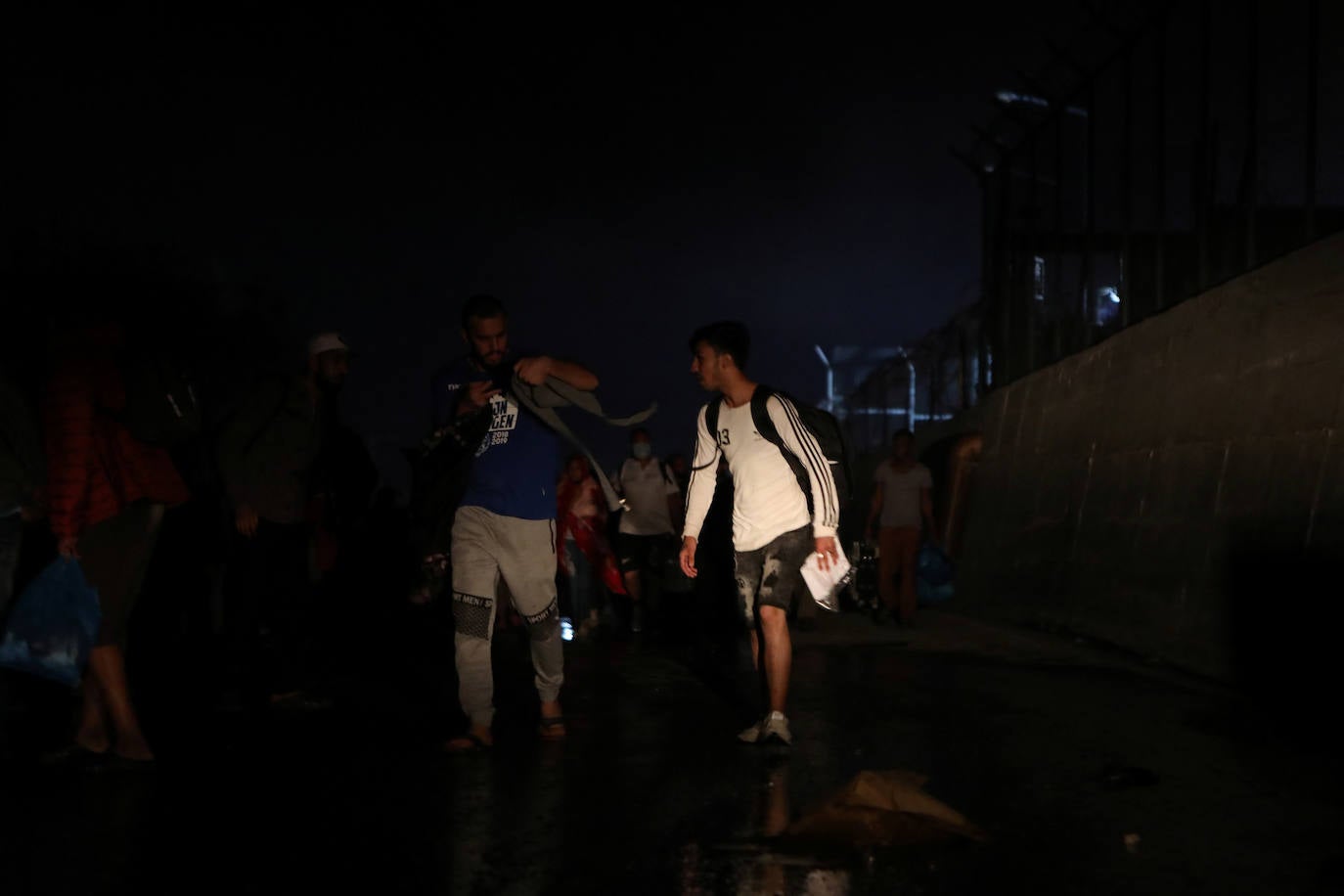 Fotos: Así fue el incendio que asoló el campo de refugiados en Moria