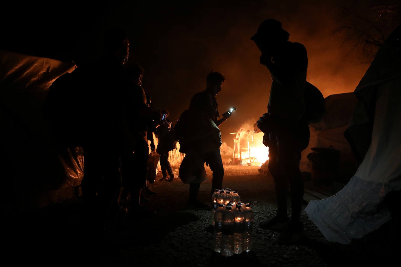 Fotos: Así fue el incendio que asoló el campo de refugiados en Moria