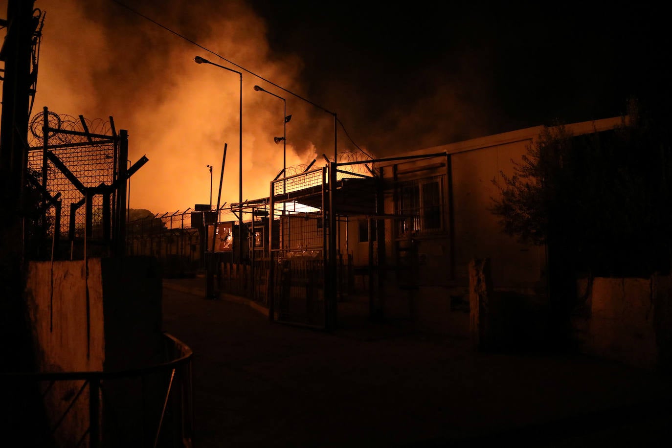 Fotos: Así fue el incendio que asoló el campo de refugiados en Moria