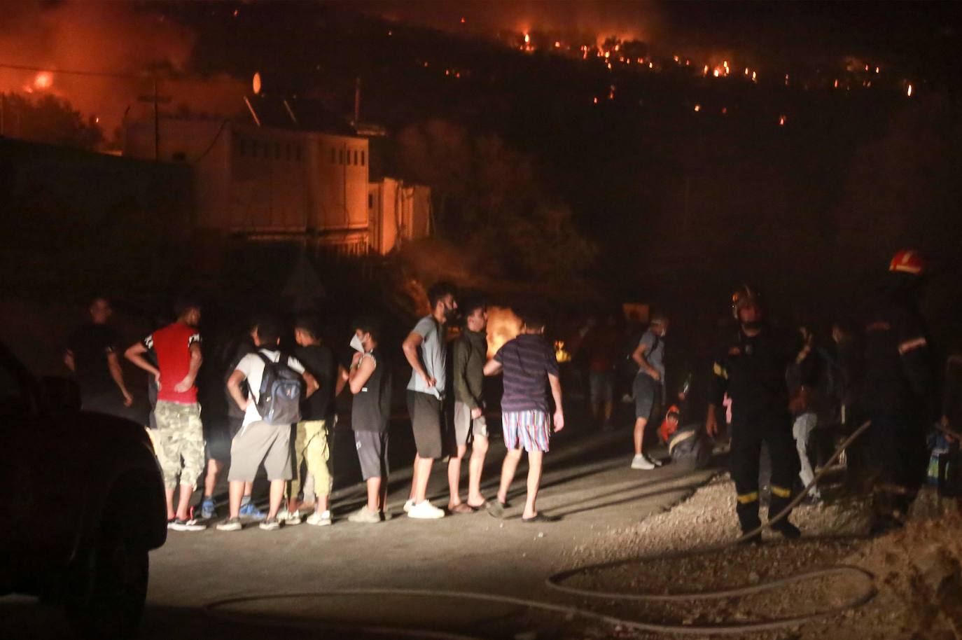 Fotos: Así fue el incendio que asoló el campo de refugiados en Moria