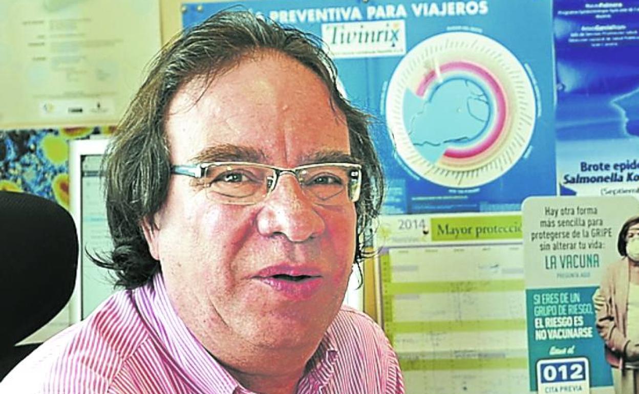 El doctor, en el despacho del Servicio canario de Salud donde trabaja. 