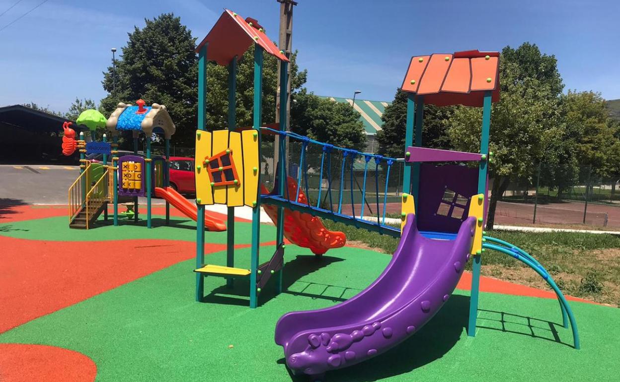 Las mejoras han traído también un nuevo parque de juegos de 110 metros cuadrados al colegio Askartza Isusi. 