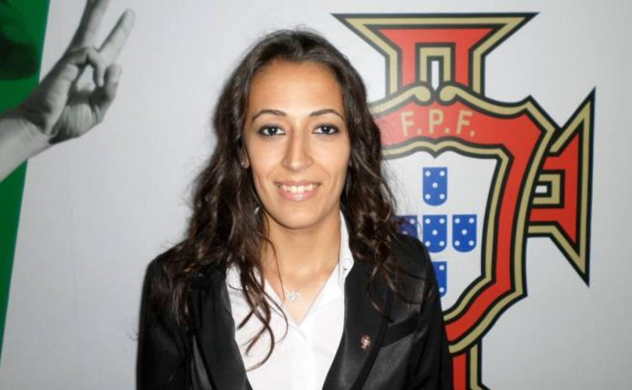 La colegiada Vanessa Gomes antes de dirigir el Estoril-Arouca. 