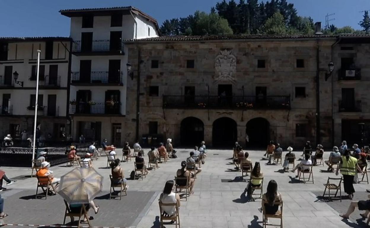 Datozen asteotan hainbat plazatan egindako saioak aztertuko dira, Maiatzean Antzuolan egin zen jendaurreko lehen saioa, esaterako 